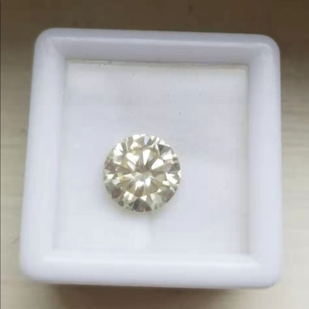 2 Carat moissanite diamond 💎